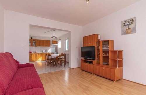 Raslina Apartment | This practical and lovingly furnished apartment is located in the small village Raslina.