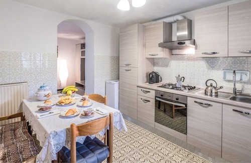 Sestri Levante House | This terraced holiday home is located in the hills, just 4 km from the famous Sestri Levante and is