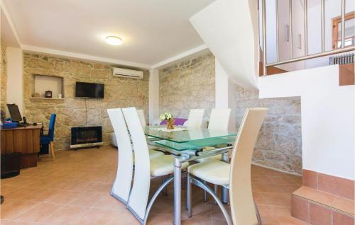 Krusevo House | Three-Bedroom Holiday Home In Krusevo