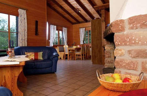 Schoenecken Ski Chalet | Tidy chalet with fireplace, located in wooded area