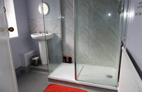 Hull Apartment | Tidy rooms above period local pub