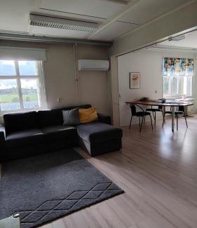 Kankaanpaa Apartment | Tilava asunto vanhalla koululla