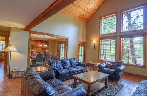 Tamarack Ski Chalet | Timberwolf Chalet - Charming Chalet |Soaking Tub and Wood Fireplace