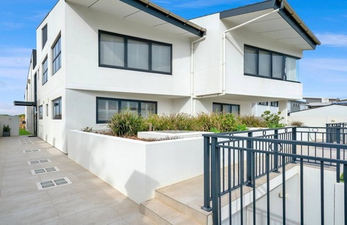The Entrance North Apartment | Time and Tides - Beachfront, Stunning Ocean Views.