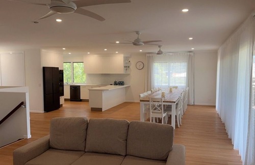 Toogoom House | Time & Tide - Close to beach-7 beds-2 baths-Sleeps 16-WiFi-2 Smart TVs