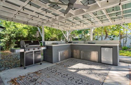 Fairvilla House | Tiny Cottage - 3 MI to Downtwn w Grill & Hammocks