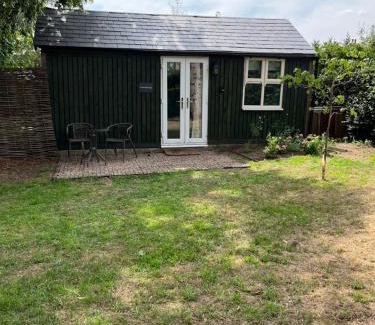 East Drayton Ski Chalet | Tiny home in Grade 1 listed church garden