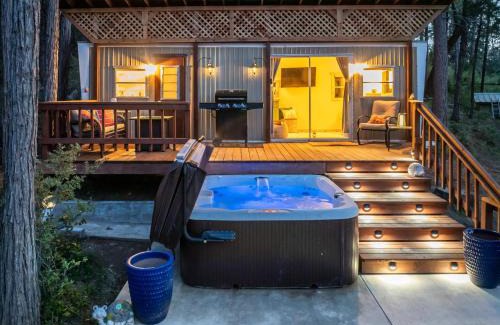 Oakhurst House | Tiny home with spa/firepit/and more
