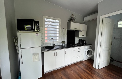 Punaauia House | Tiny house by the beach with its private pool