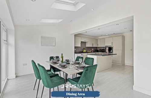 Tipton House | Tipton 3 Bedroom House Garden Sleeps 7 - JRR Stays