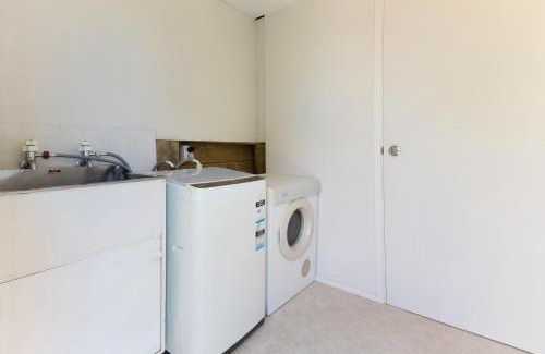 Oneroa House | Tiri Cottage - Sea Views in Oneroa by Waiheke Unlimited