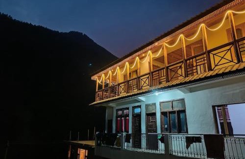 Banjar House | Tirthan Majestic View Homestay