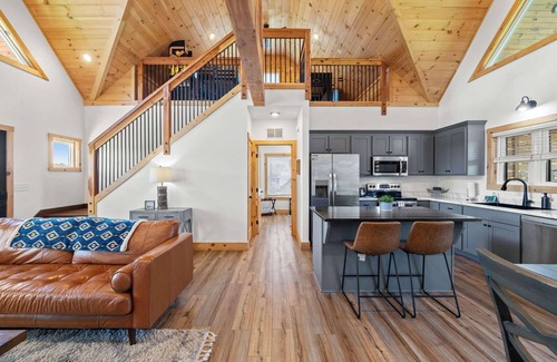 Rogers Cabin | Toasted Marshmellow - Natural Bridge, Hot Tub, New