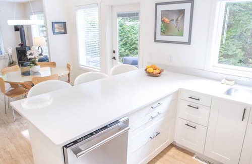 Tofino House | Tofino Hummingbird Cottage: Across from Chesterman Beach -"Serenity by the Sea"