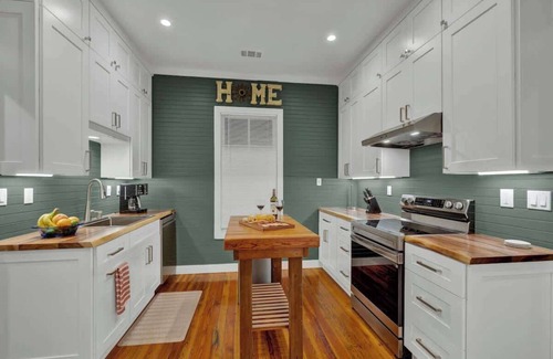 New Braunfels House | Tolle Haus: W/pool & Firepit-walk to Schlitterbahn, Comal Chutes & Downtown!