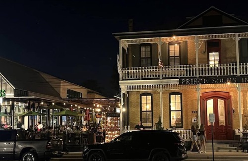 New Braunfels House | Tolle Haus: W/pool & Firepit-walk to Schlitterbahn, Comal Chutes & Downtown!