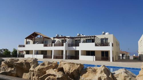 Peyia Town Apartment | Top floor 2 bedroom apartment E101, 3 pools, sea view, FREE WIFI