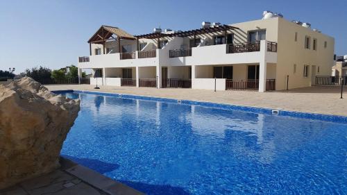 Peyia Town Apartment | Top floor 2 bedroom apartment E101, 3 pools, sea view, FREE WIFI
