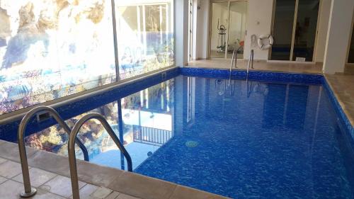 Peyia Town Apartment | Top floor 2 bedroom apartment E101, 3 pools, sea view, FREE WIFI