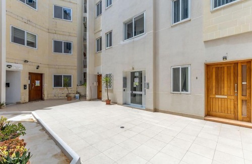 Marsaxlokk Apartment | Top floor apt - Minutes walk to the seafront