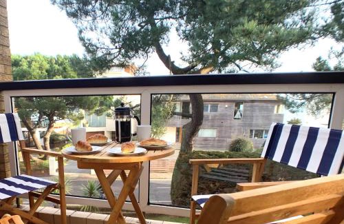 Sandbanks Apartment | Top Floor Sandbanks Apartment with Free Parking just minutes from the Beach and Bars