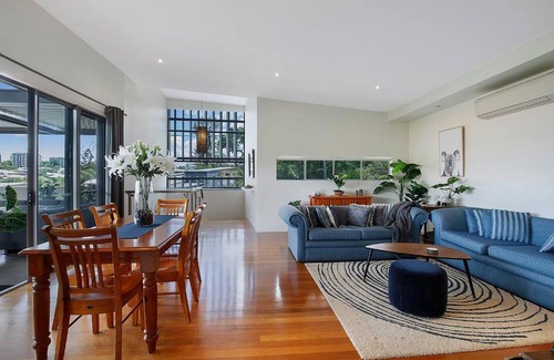 Taringa Apartment | Top of Taringa Penthouse with Sweeping Views
