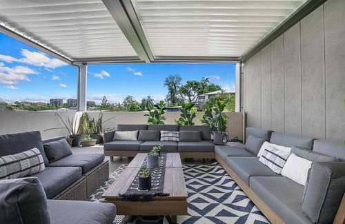 Taringa Apartment | Top of Taringa Penthouse with Sweeping Views