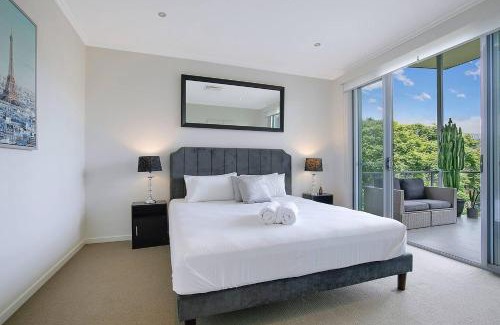 Taringa Apartment | Top of Taringa Penthouse with Sweeping Views