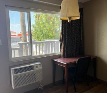 Yuma Hotel | Torch Lite Lodge