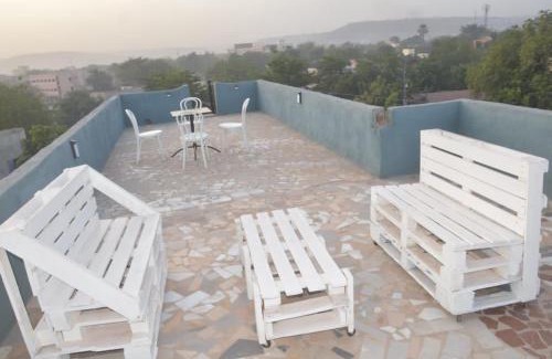 Mali Apartment | Torobali IMMO Studio 7- Modern & Bright- Central Bamako - WIFI & Solar Power