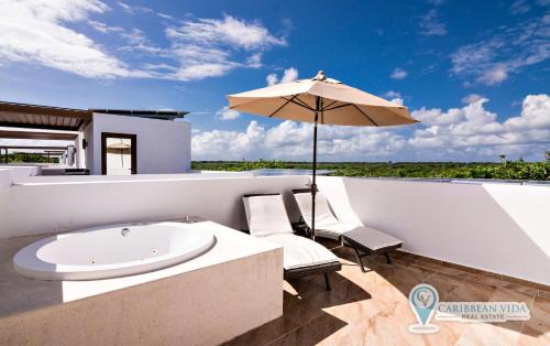 Akumal Villa | Townhome with private Rooftop & Jacuzzi - Beach across street
