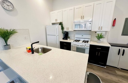 Point Breeze House | Townhouse Duplex w Arcade & Patio