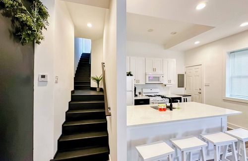 Point Breeze House | Townhouse Duplex w Arcade & Patio