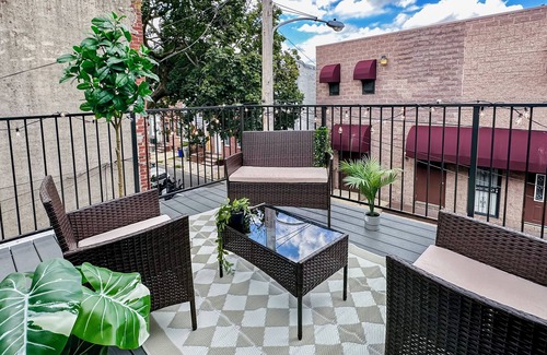 Point Breeze House | Townhouse Duplex w Arcade & Patio