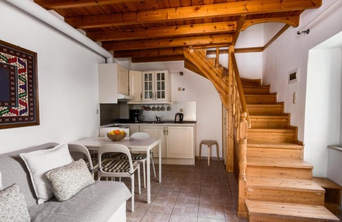Dafnata Apartment | Traditional Rustic Maisonette by Konnect