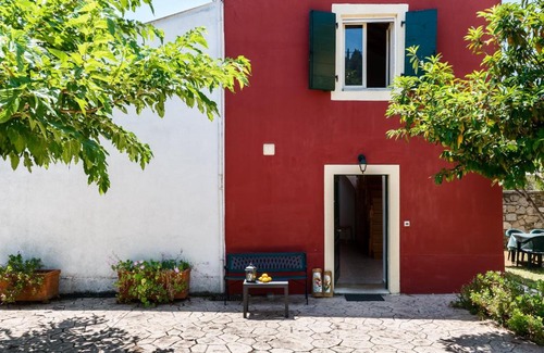 Dafnata Apartment | Traditional Rustic Maisonette by Konnect