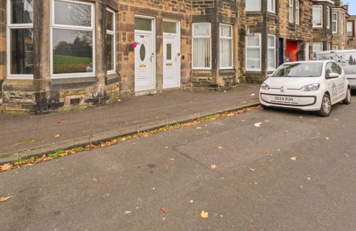Coatbridge Apartment | Traditional ground floor apartment close to train station