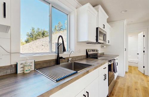 Aspen Springs House | Trails & Tranquility