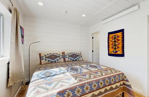 Aspen Springs House | Trails & Tranquility
