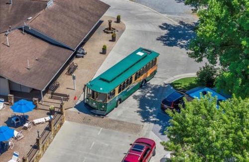 Gatlinburg - Pigeon Forge Ski Chalet | Tranquil 2BR Mountain Escape near Dollywood