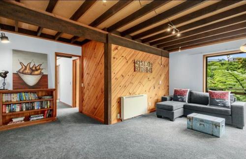 Lower Hutt Apartment | tranquil 3brms bush cabin