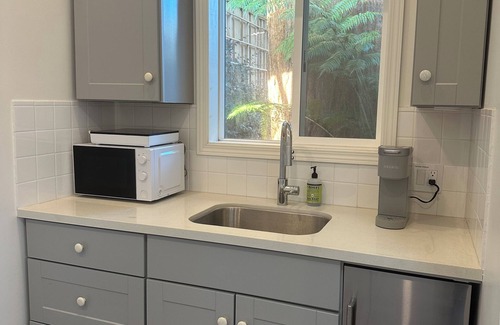 The Willows Cottage | Tranquil cottage with WiFi in charming Palo Alto