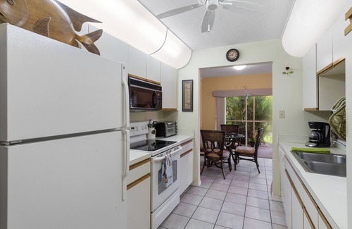 Kings Lake Condo | Tranquil First-Floor Condo with Lanai, Pool & Lake in Naples