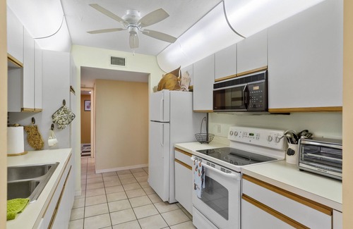 Kings Lake Condo | Tranquil First-Floor Condo with Lanai, Pool & Lake in Naples