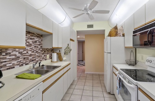 Kings Lake Condo | Tranquil First-Floor Condo with Lanai, Pool & Lake in Naples