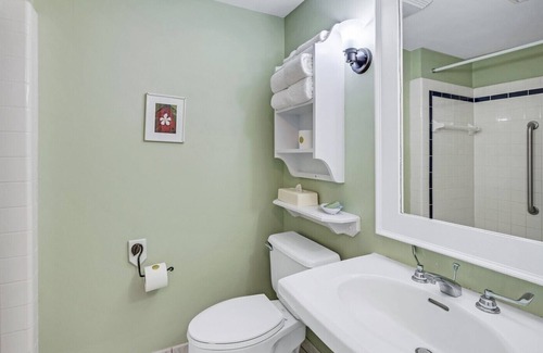Historic Downtown Manteo Apartment | Tranquil House Inn - Downtown Waterfront Manteo - 1 Queen Suite Premium Rm 30