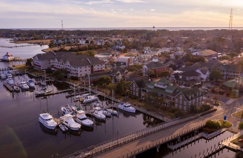 Historic Downtown Manteo Apartment | Tranquil House Inn - Downtown Waterfront Manteo - 1 Queen Suite Premium Rm 30