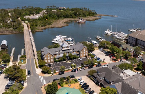 Historic Downtown Manteo Apartment | Tranquil House Inn - Downtown Waterfront Manteo - 1 Queen Suite Premium Rm 30
