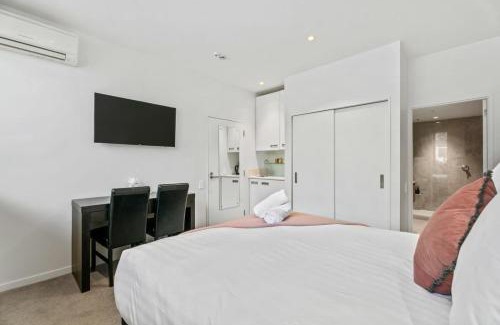 Queenstown Hotel | Tranquil Modern Studio