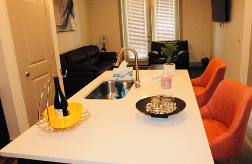 Dallas Apartment | Tranquil super clean Apartment pool,gym, parking